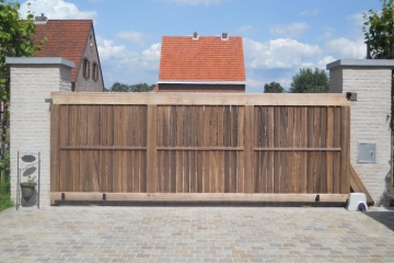 Houten toegangspoorten